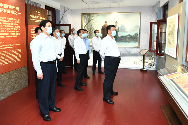 6月25日，中共中央政治局就用好紅色資源、賡續(xù)紅色血脈舉行第三十一次集體學(xué)習(xí)。這次集體學(xué)習(xí)采取參觀和討論相結(jié)合的形式，這是習(xí)近平、李克強(qiáng)、栗戰(zhàn)書、汪洋、王滬寧、趙樂際、韓正等在北大紅樓參觀“光輝偉業(yè) 紅色序章——北大紅樓與中國(guó)共產(chǎn)黨早期北京革命活動(dòng)主題展”。新華社記者 謝環(huán)馳 攝