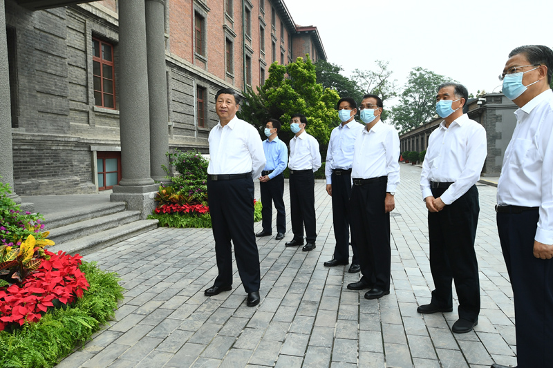 6月25日，中共中央政治局就用好紅色資源、賡續(xù)紅色血脈舉行第三十一次集體學(xué)習(xí)。這次集體學(xué)習(xí)采取參觀和討論相結(jié)合的形式，這是習(xí)近平、李克強(qiáng)、栗戰(zhàn)書、汪洋、王滬寧、趙樂際、韓正等在北大紅樓參觀“光輝偉業(yè) 紅色序章——北大紅樓與中國(guó)共產(chǎn)黨早期北京革命活動(dòng)主題展”。新華社記者 謝環(huán)馳 攝