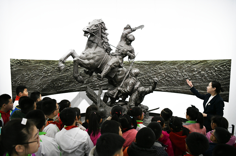 2019年4月4日，在東北烈士紀(jì)念館，學(xué)生們在聽講解員講解。